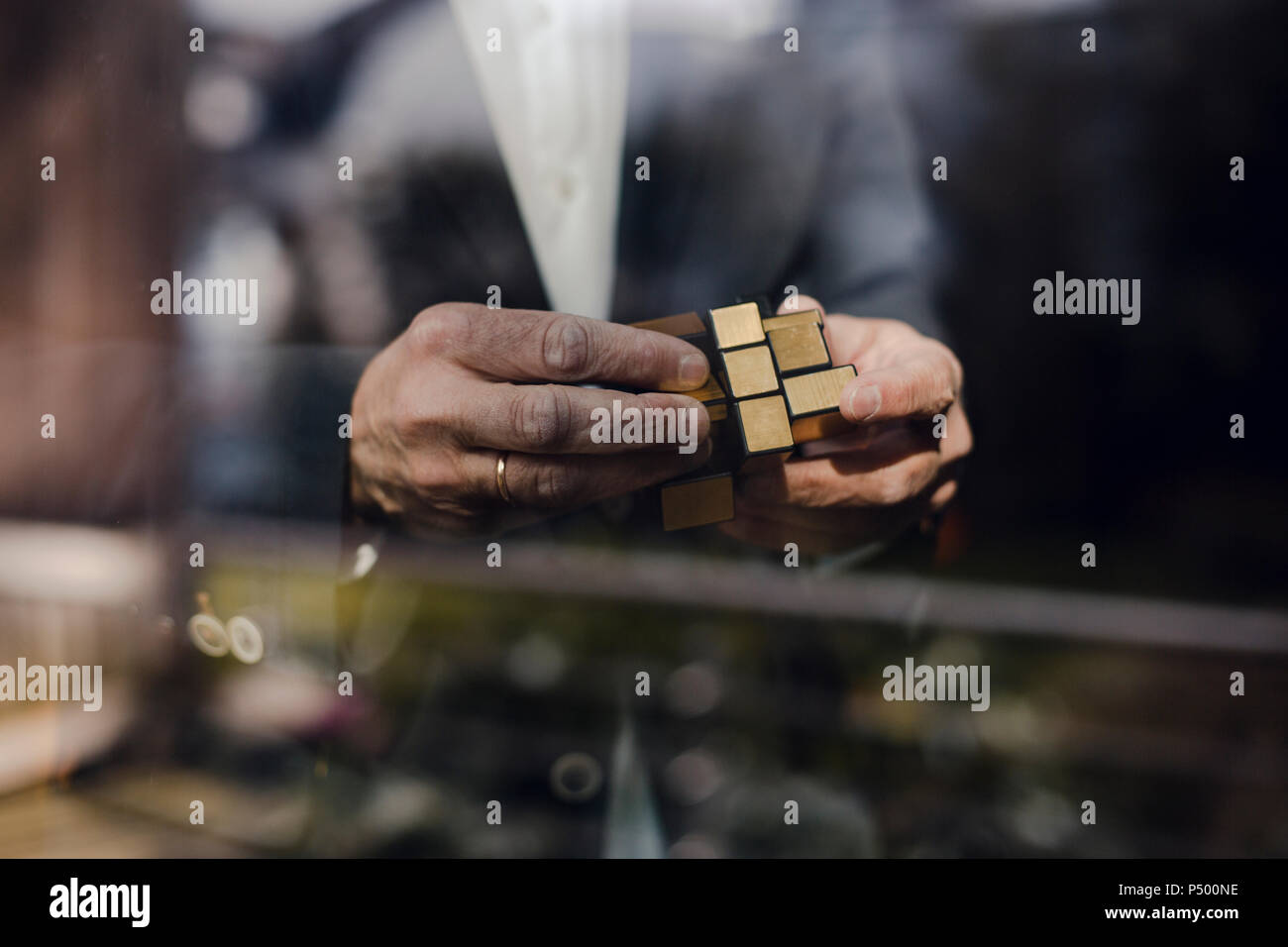 Senior Geschäftsmann zusammen Puzzle Cube Stockfoto