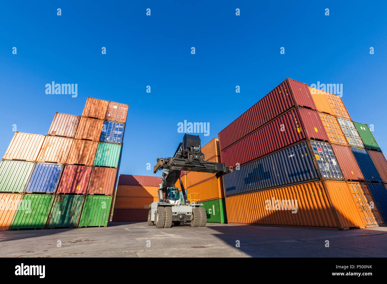Deutschland, gestapelte Container Stockfoto