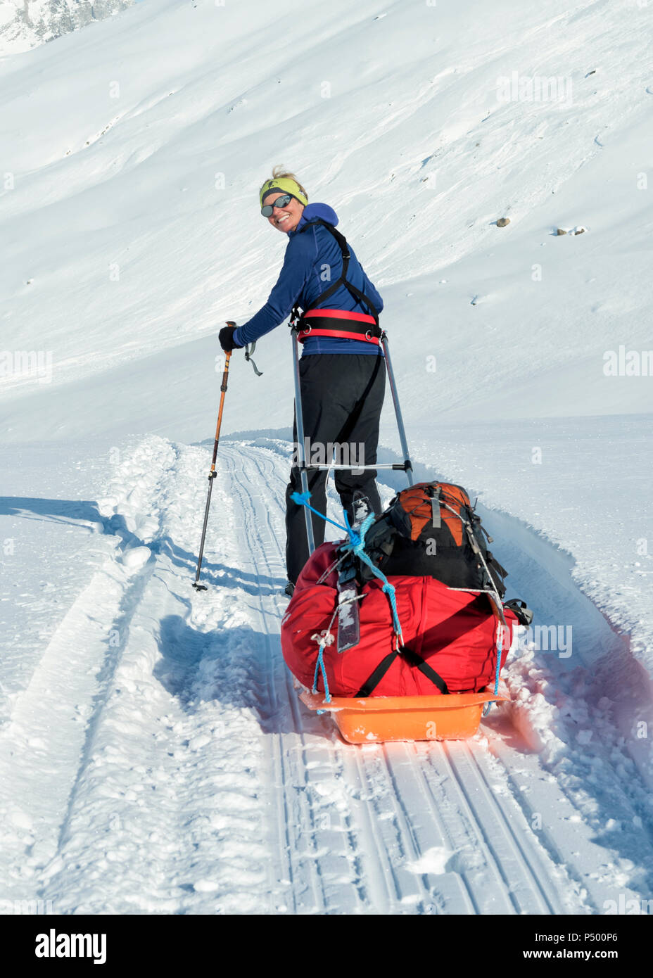 Grönland, Schweizerland Alpen, Kulusuk, Tasiilaq, weiblich ski Tourer Stockfoto