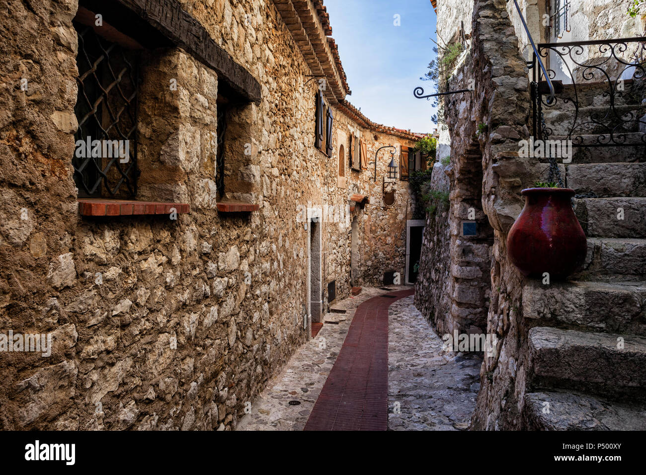 Frankreich, Provence-Alpes-Cote d'Azur, Eze, mittelalterliches Dorf, schmale Gasse und alte Häuser aus Stein Stockfoto
