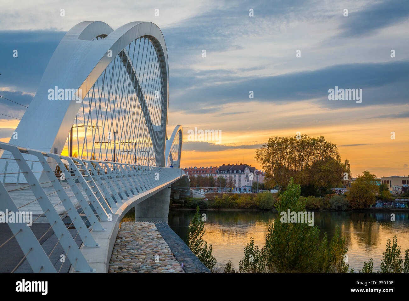 Frankreich, Elsass, Straßburg, Passerelle des Deux Rives bei Sonnenuntergang Stockfoto