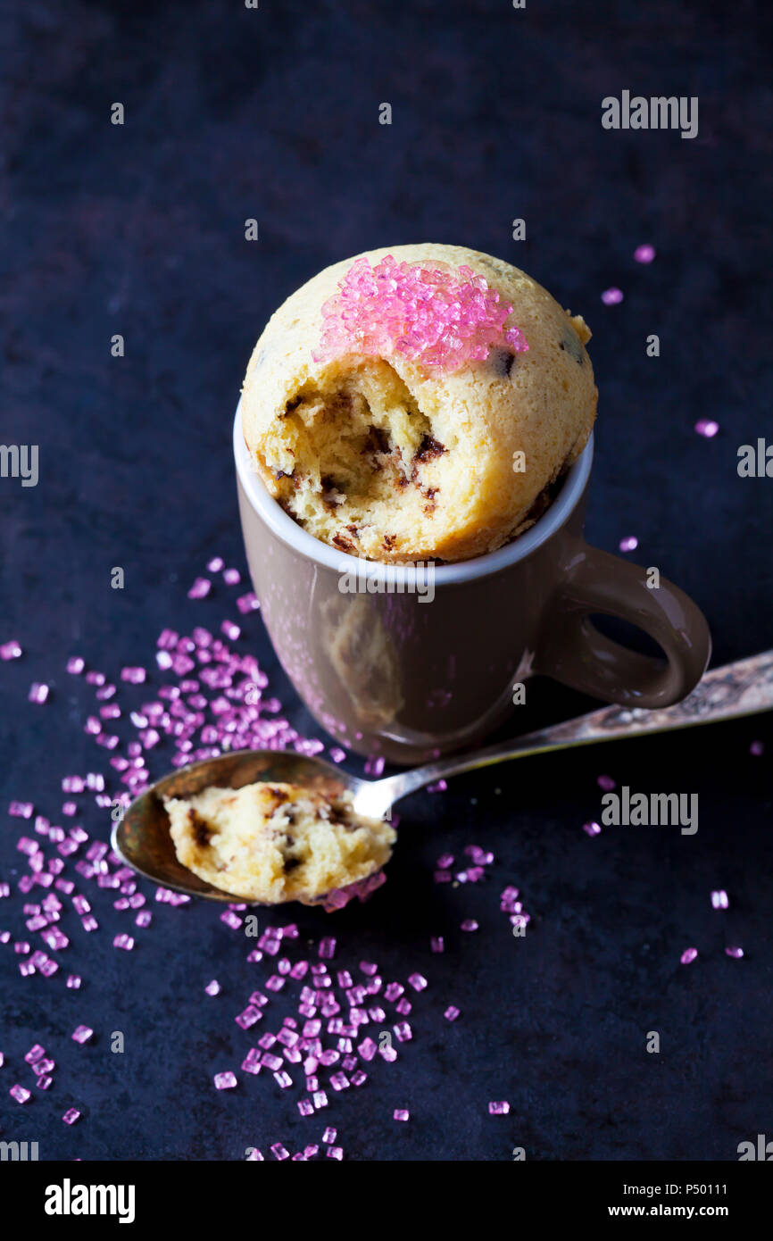 Vanille Cup Cake mit Schokolade und rosa Zucker Granulat Stockfoto