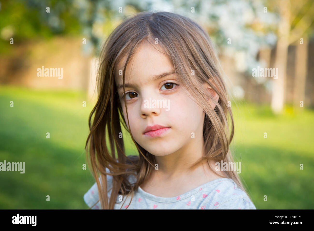 Porträt von kleinen Mädchen im Garten Stockfoto