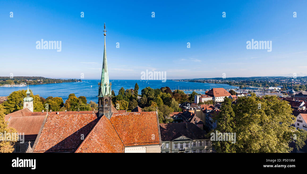 Deutschland, Blick auf den Bodensee mit Turmspitze der Konstanzer Münster im Vordergrund. Stockfoto