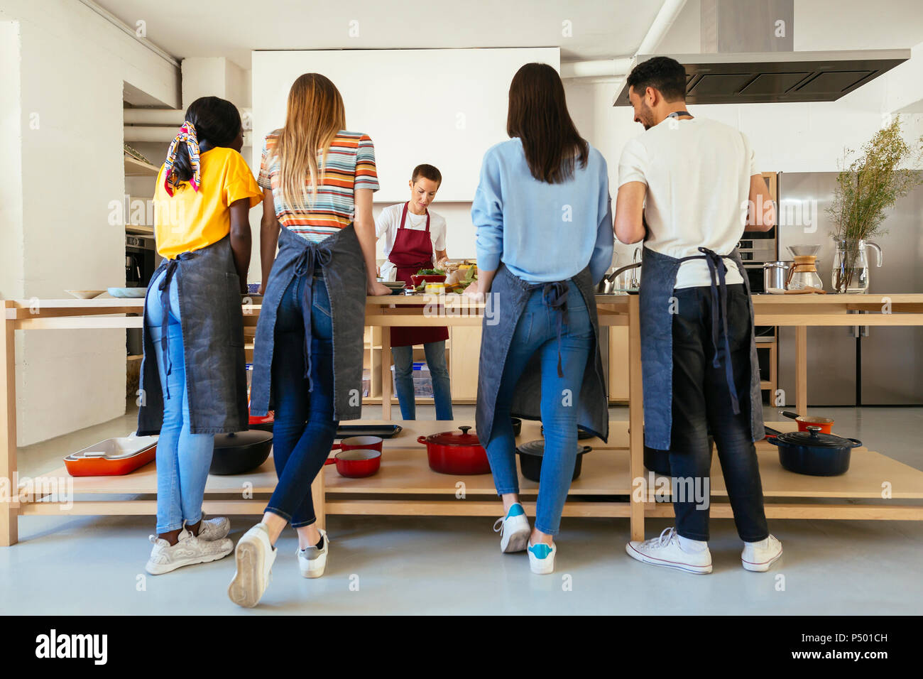 Freunde und Lehrer in einem kochworkshop Essen zubereiten Stockfoto