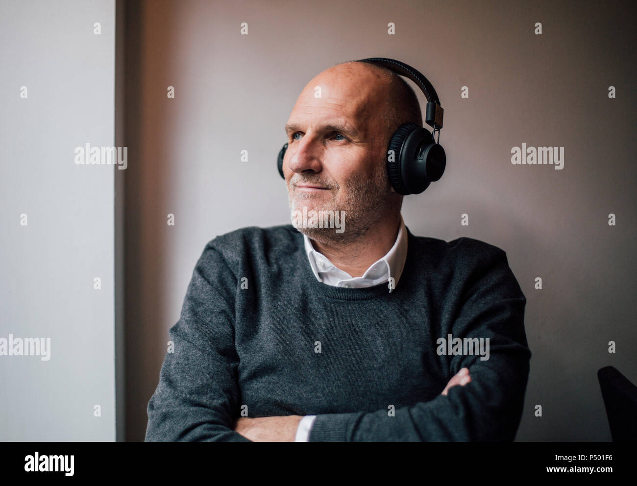 Älterer Mann Kopfhörer tragen, hören Musik, Porträt Stockfoto