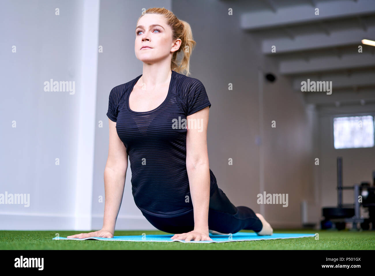 Frau Yoga trainieren im studio Stockfoto