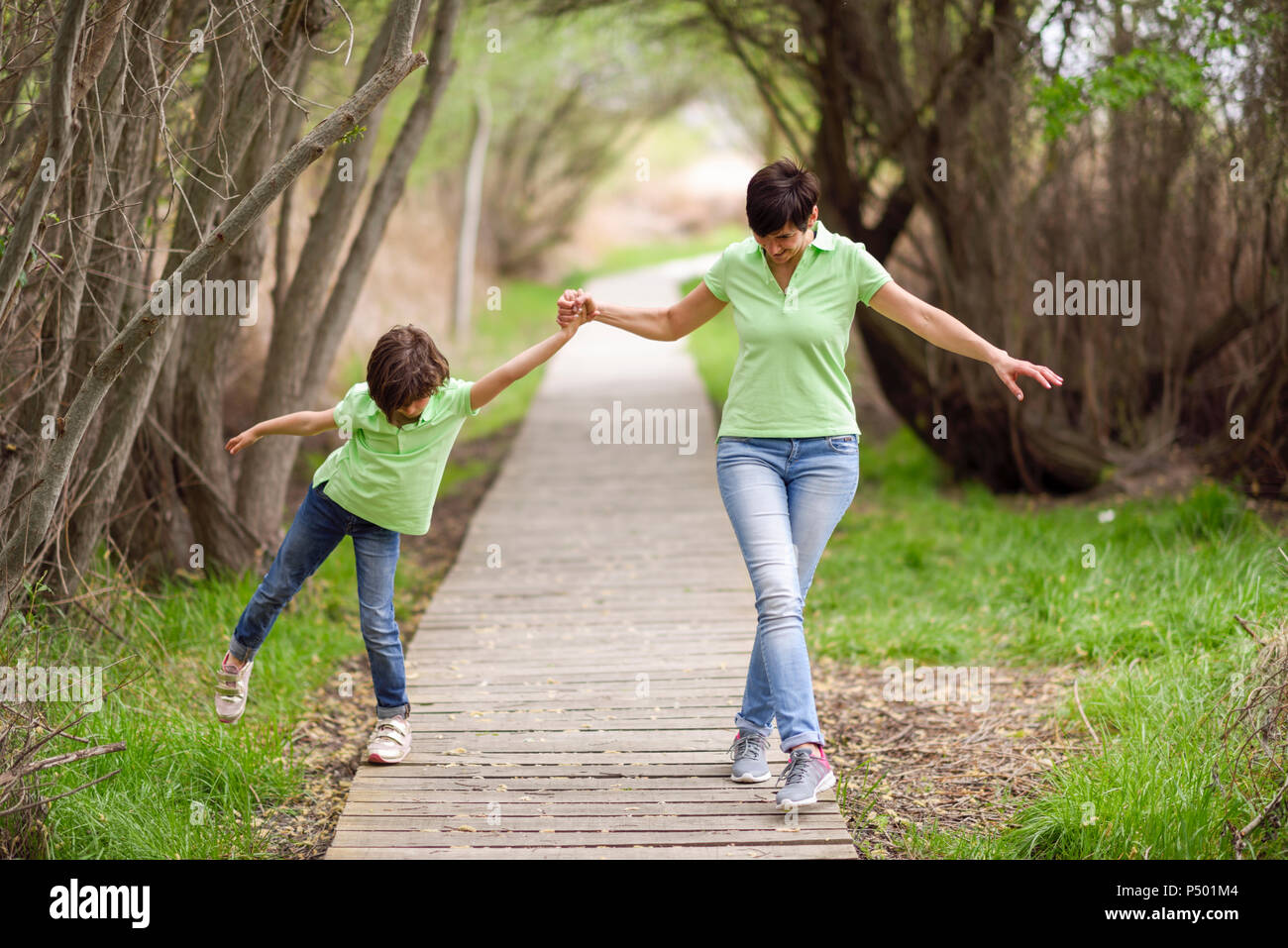 Mutter und Tochter gehen Hand in Hand am Boardwalk Stockfoto