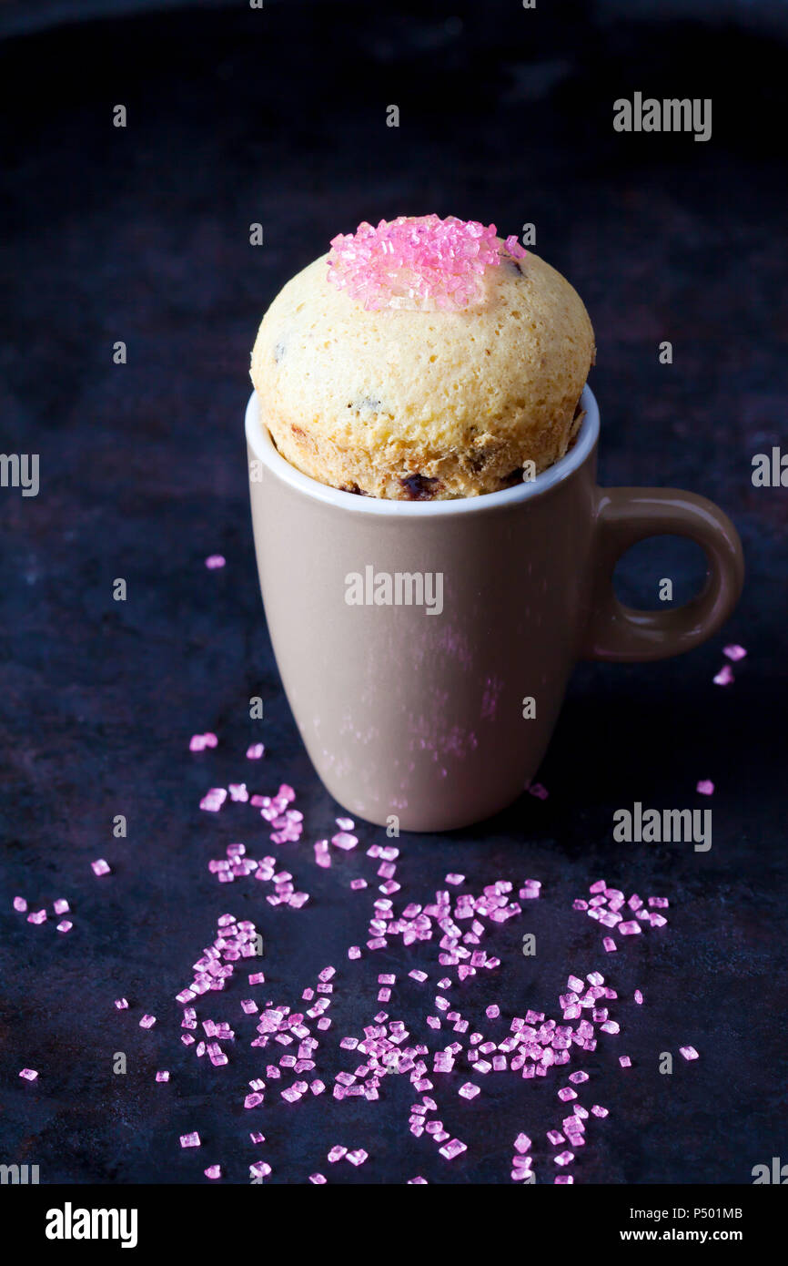 Vanille Cup Cake mit Schokolade und rosa Zucker Granulat Stockfoto
