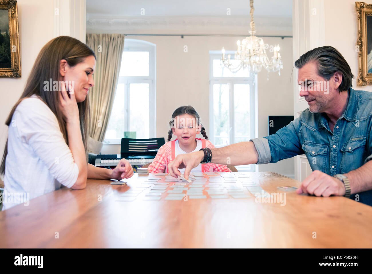 Familie spielen Memory auf dem Tisch zu Hause Stockfoto