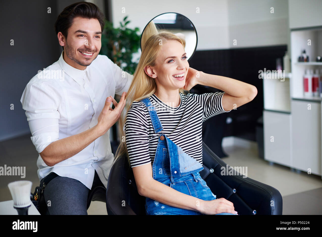 Glückliche Frau an der Friseur Stockfoto