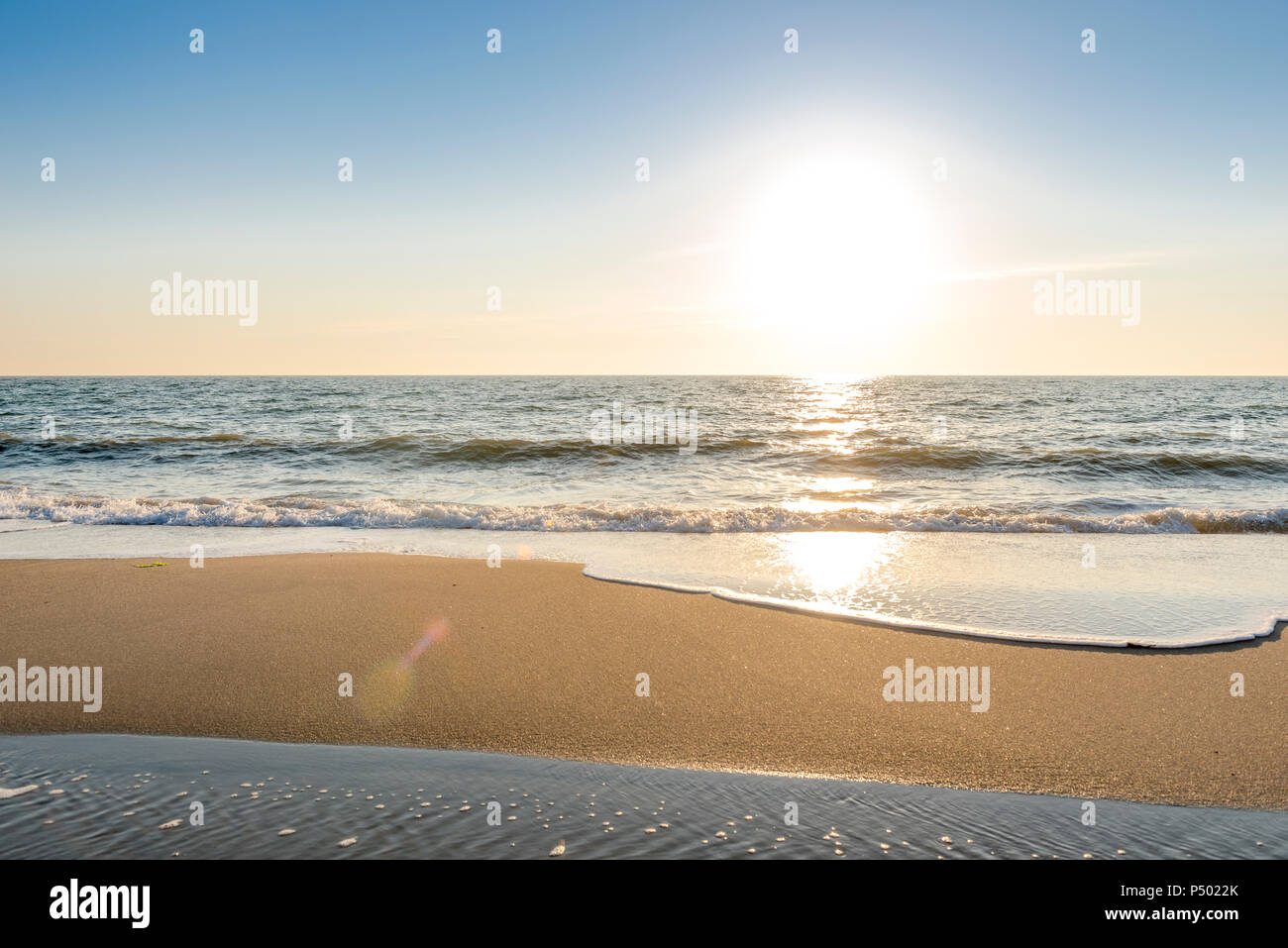 Deutschland, Schleswig-Holstein, Sylt, Nordsee, Strand gegen die Sonne Stockfoto