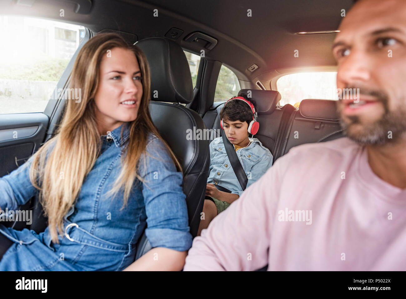 Familie auf einem Road Trip mit boy Kopfhörer tragen Stockfoto