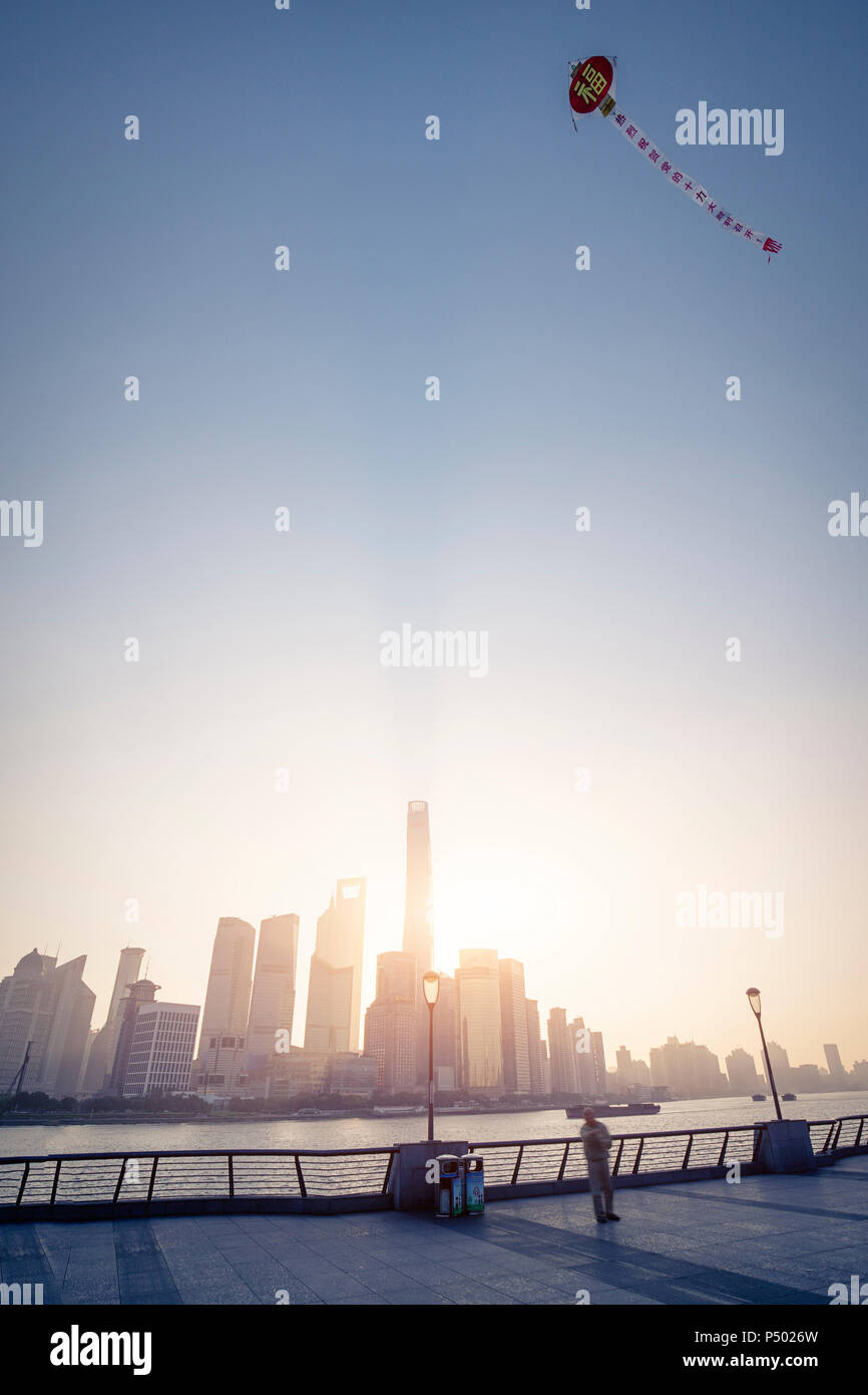 China, Shanghai, Skyline am Morgen mit Kite Stockfoto