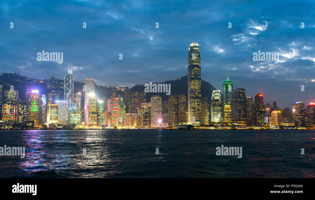 China, Hongkong, Zentral gelegen, Blick auf die Stadt am Abend Stockfoto