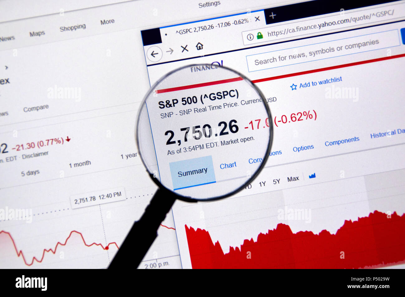 MONTREAL, KANADA - 10. JUNI 2018: SP 500 Index Preis mit Diagrammen unter der Lupe Stockfoto