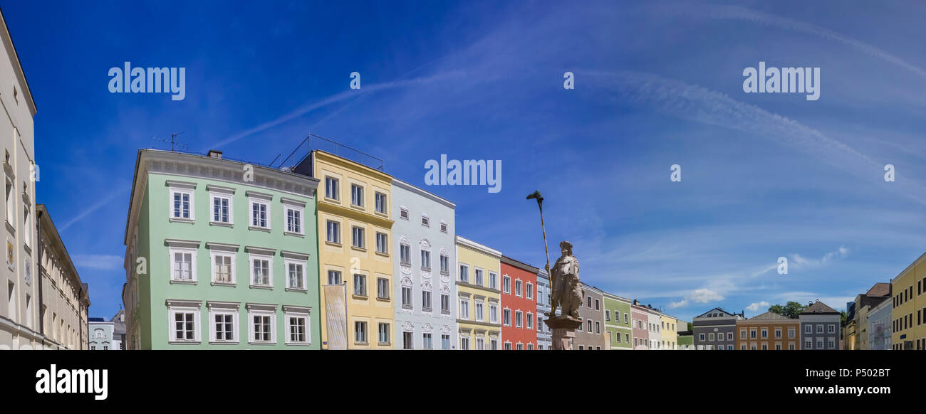Österreich, Ried im Innkreis, Hauptplatz, bei der die Zeile der Häuser und Skulptur von Dietmar Brunnen Stockfoto