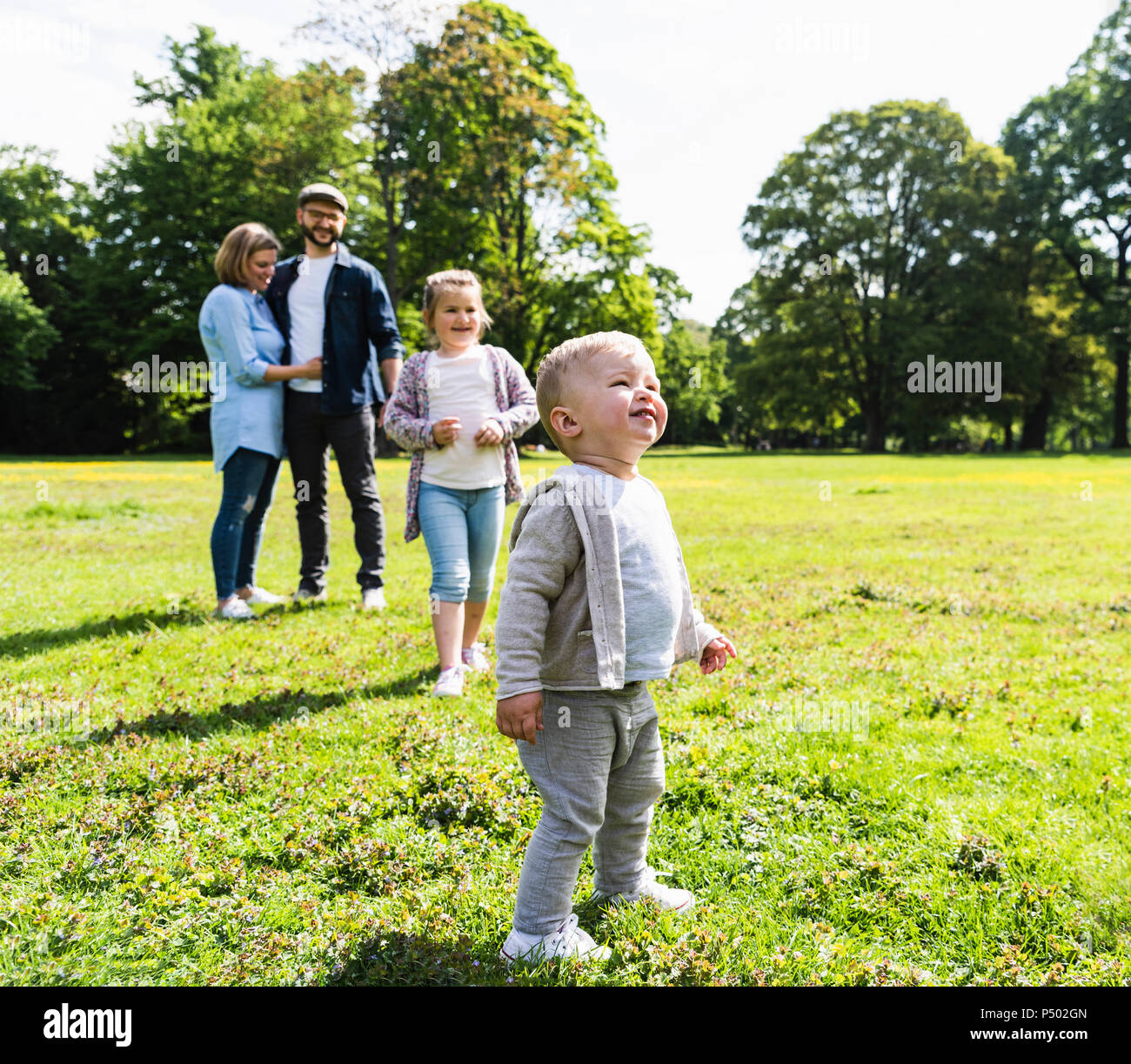 Junge mit seiner Familie in einem Park Stockfoto