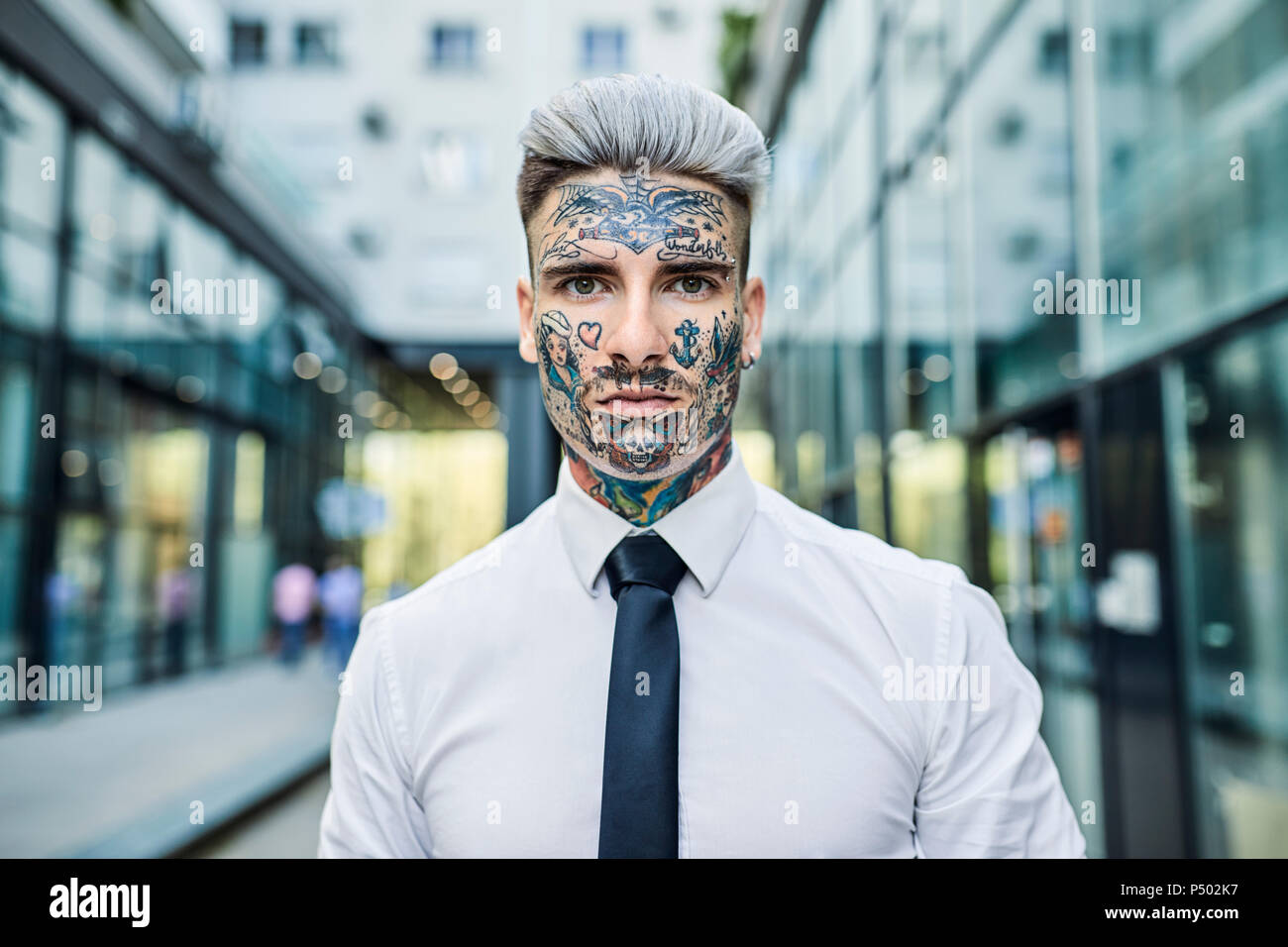 Junge Unternehmer mit tätowierten Gesicht, Portrait Stockfoto