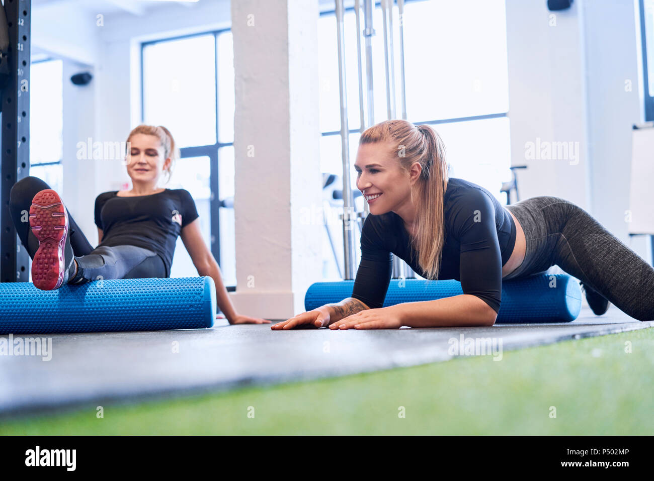 Zwei Frauen massieren nach Fitnessstudio Workout Stockfoto