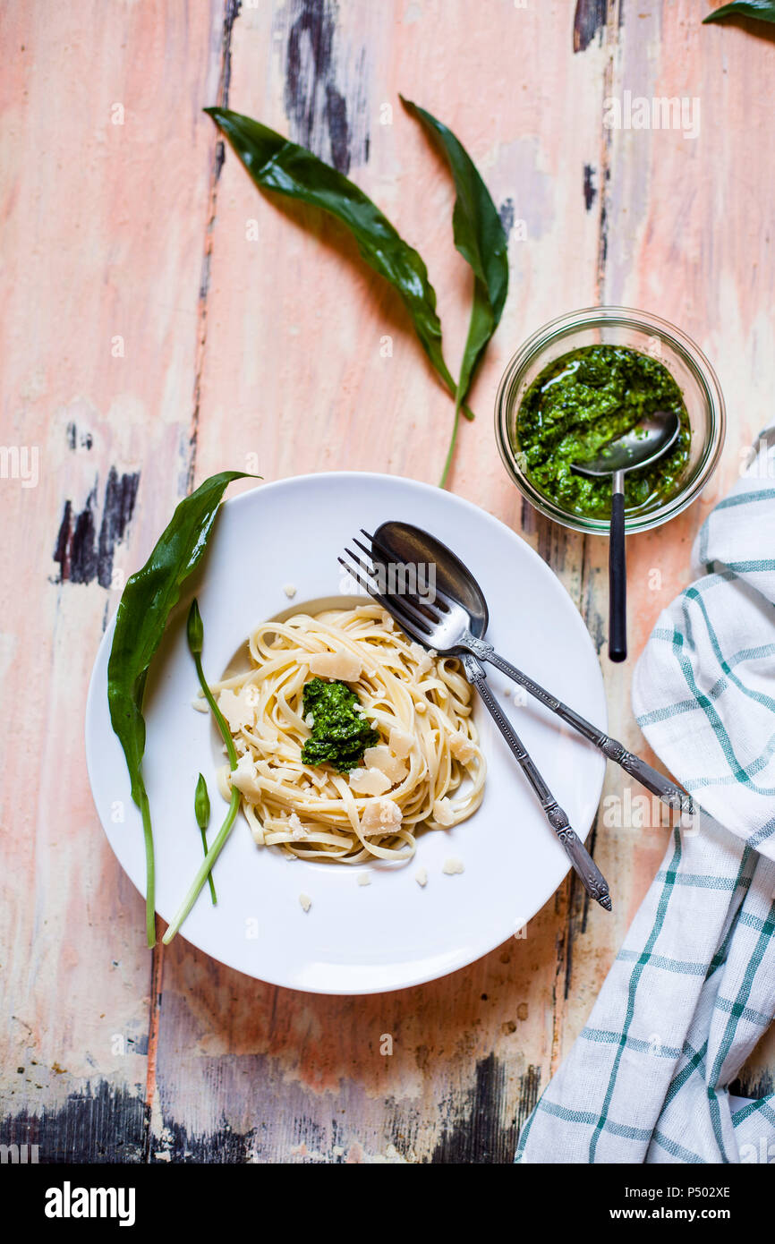 Bavette mit hausgemachten's wild Bärlauch pesto Stockfoto