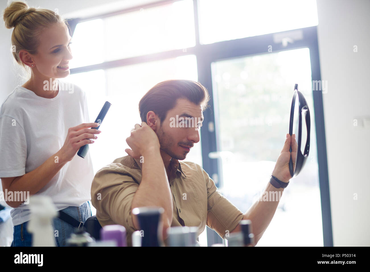 Der Mensch seinem Haarschnitt beim Friseur Shop Stockfoto