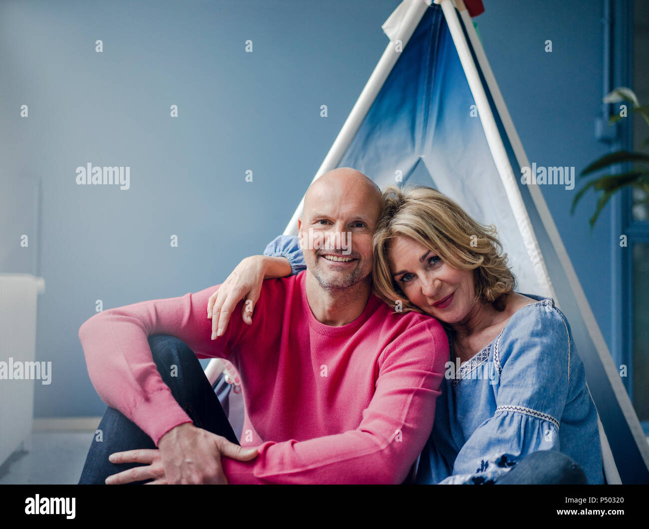 Portrait von lächelnden Paar an Tipi innen Stockfoto