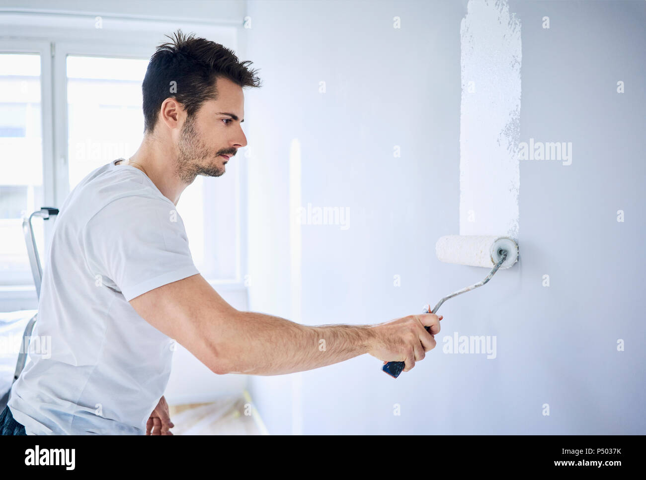 Mann Malerei Wand in der Wohnung Stockfoto