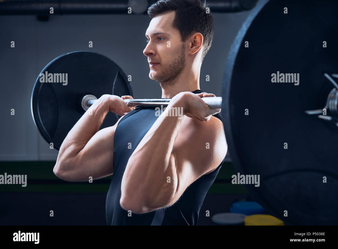 Mann tun Drücken Drücken Sie die langhantel Trainieren im Fitnessstudio Stockfoto