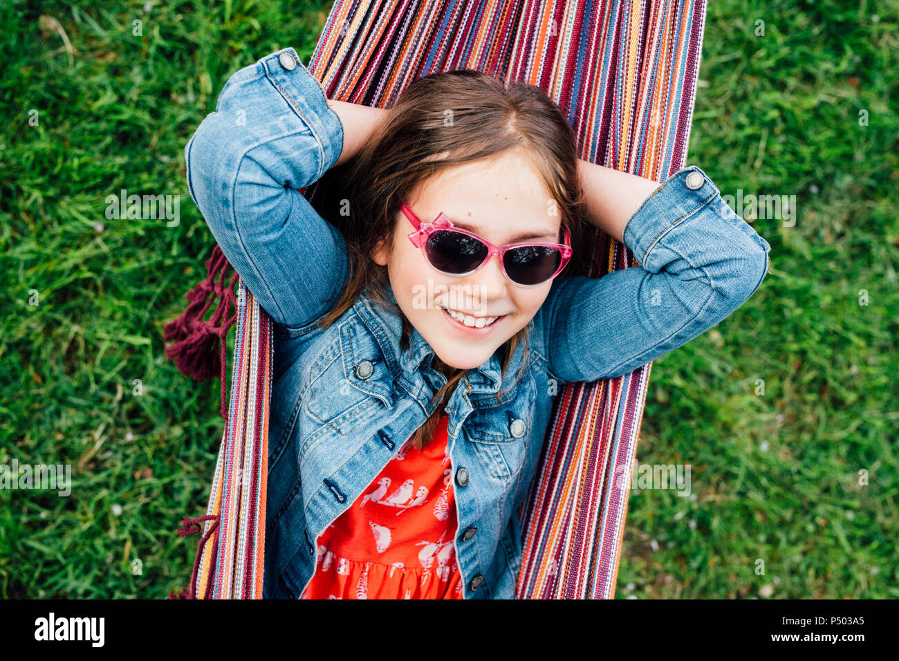 Porträt der lächelnde Mädchen tragen Sonnenbrillen in der Hängematte liegend Stockfoto