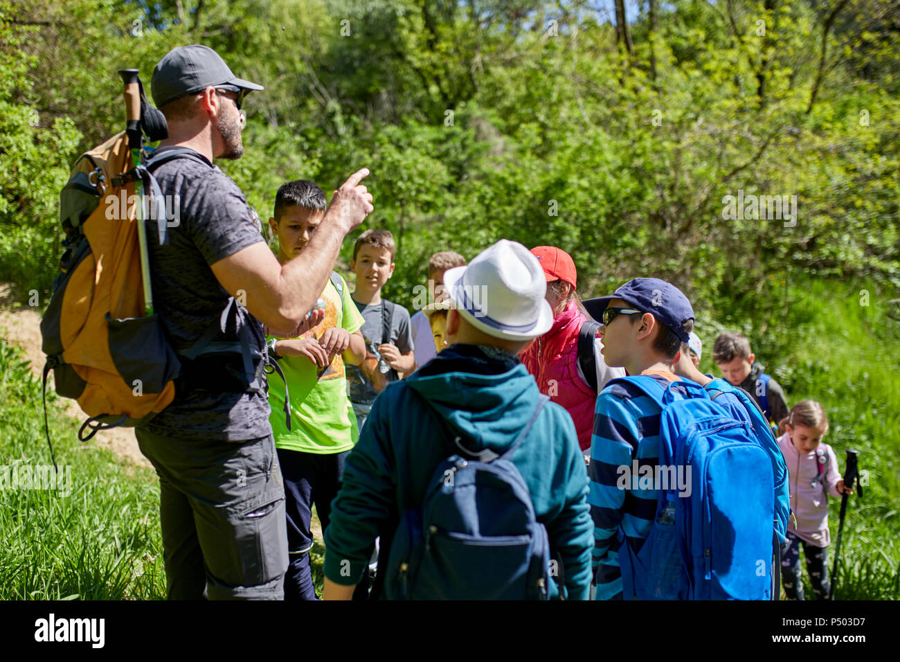 Mann, um die Kinder auf eine Entdeckungsreise auf der Spur Stockfoto