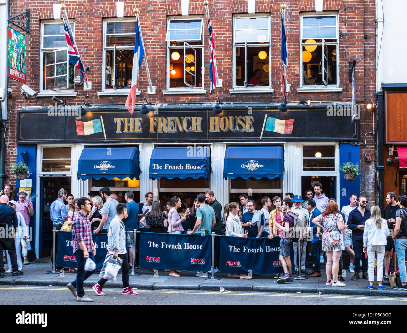 Soho Leben - das French House Pub in der Dean Street, Soho, London, bekannt als Treffpunkt der Künstler und Schriftsteller. Stockfoto