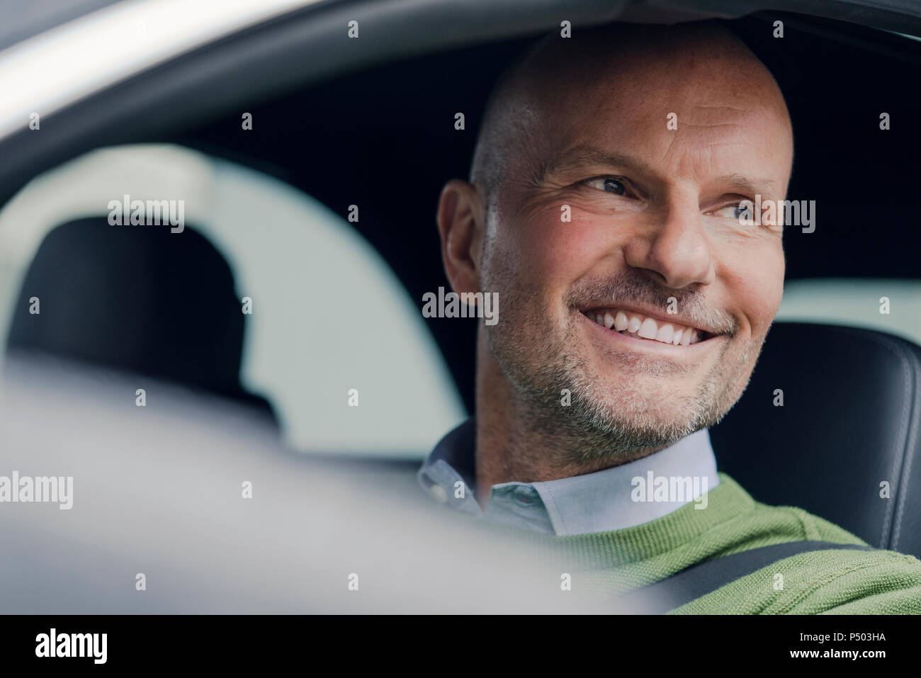 Portrait von lächelnden reifer Mann im Auto. Stockfoto