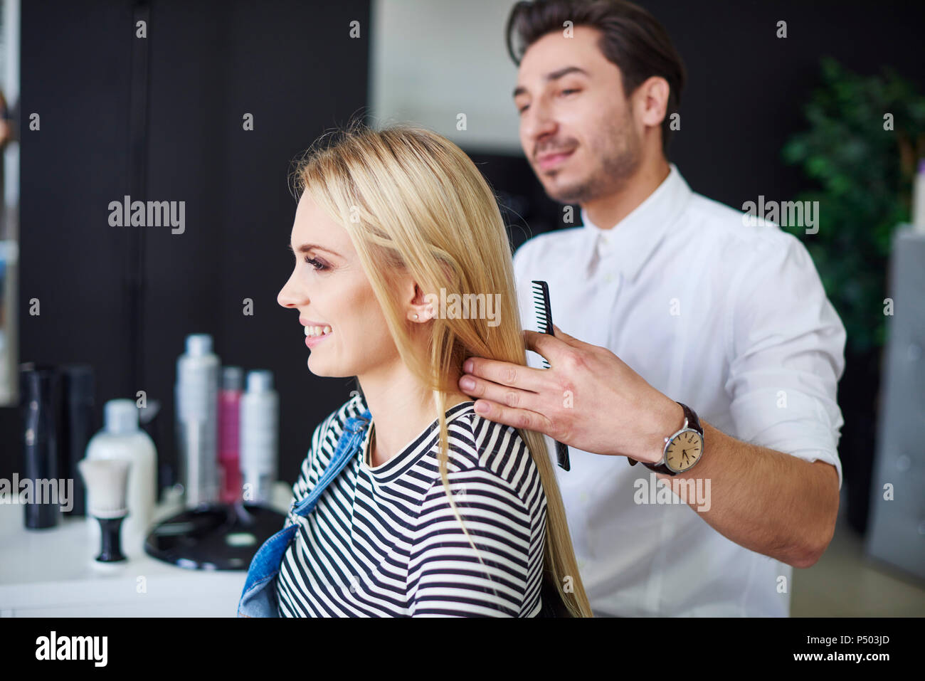 Lächelnde Frau beim Friseur Stockfoto