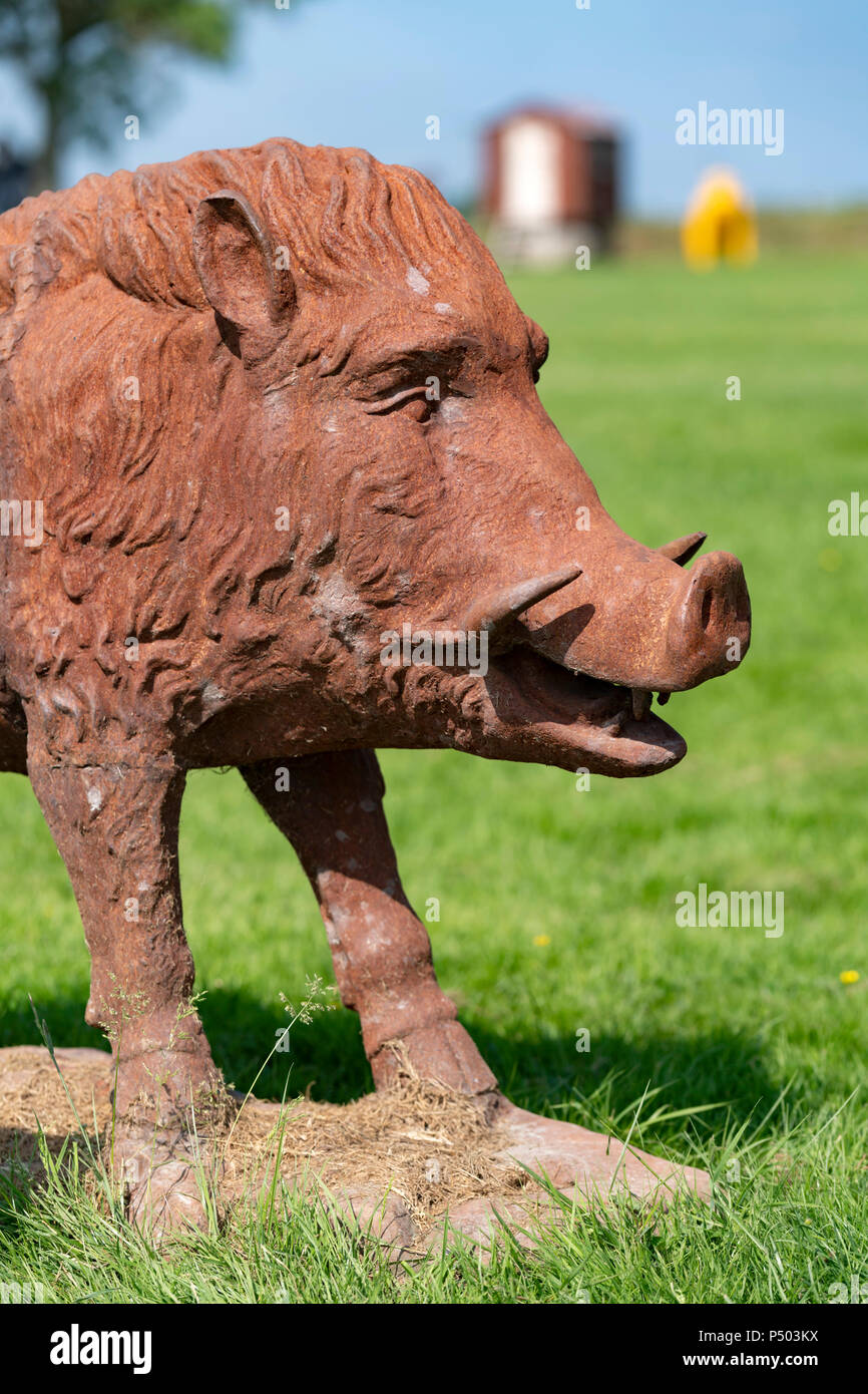 Afrikanische Wildschwein Skulptur auf Der britische Eisen Arbeitsplatz touristische Attraktion Stockfoto