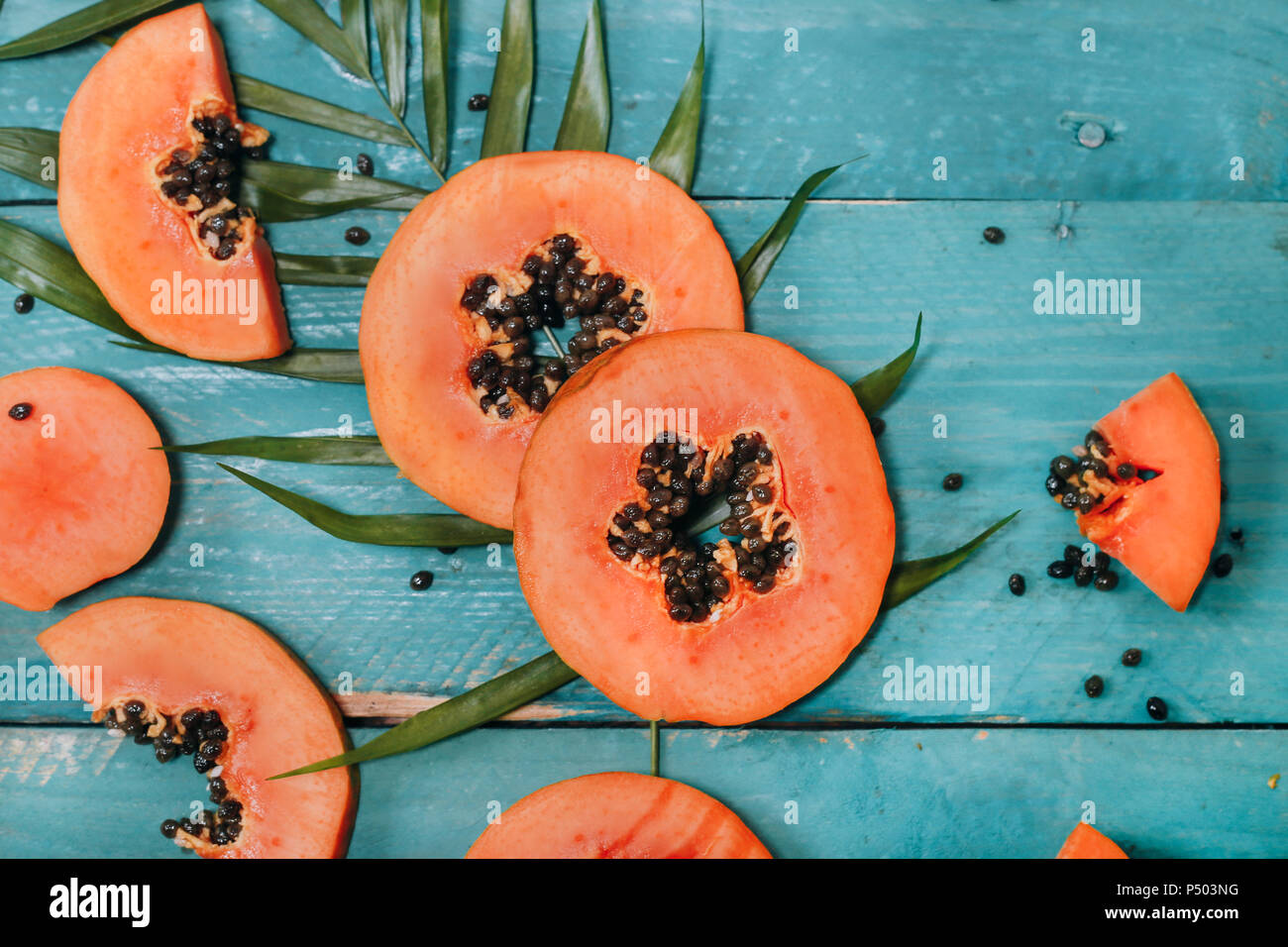 In Scheiben geschnittene Papaya auf Blau Holz Stockfoto