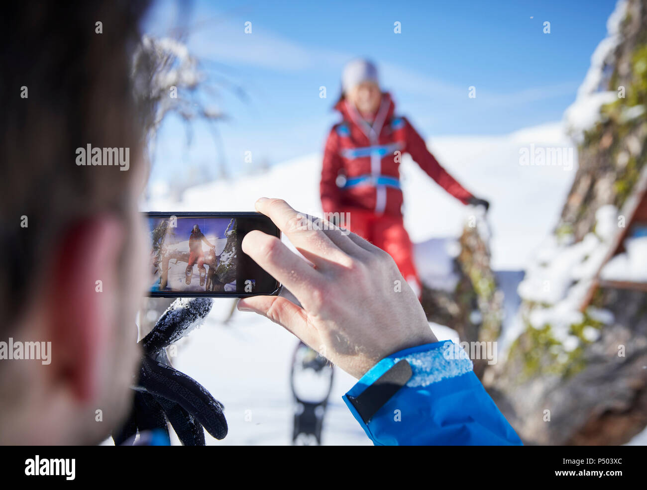 Österreich, Tirol, Wanderer ein Foto mit Smartphone Stockfoto