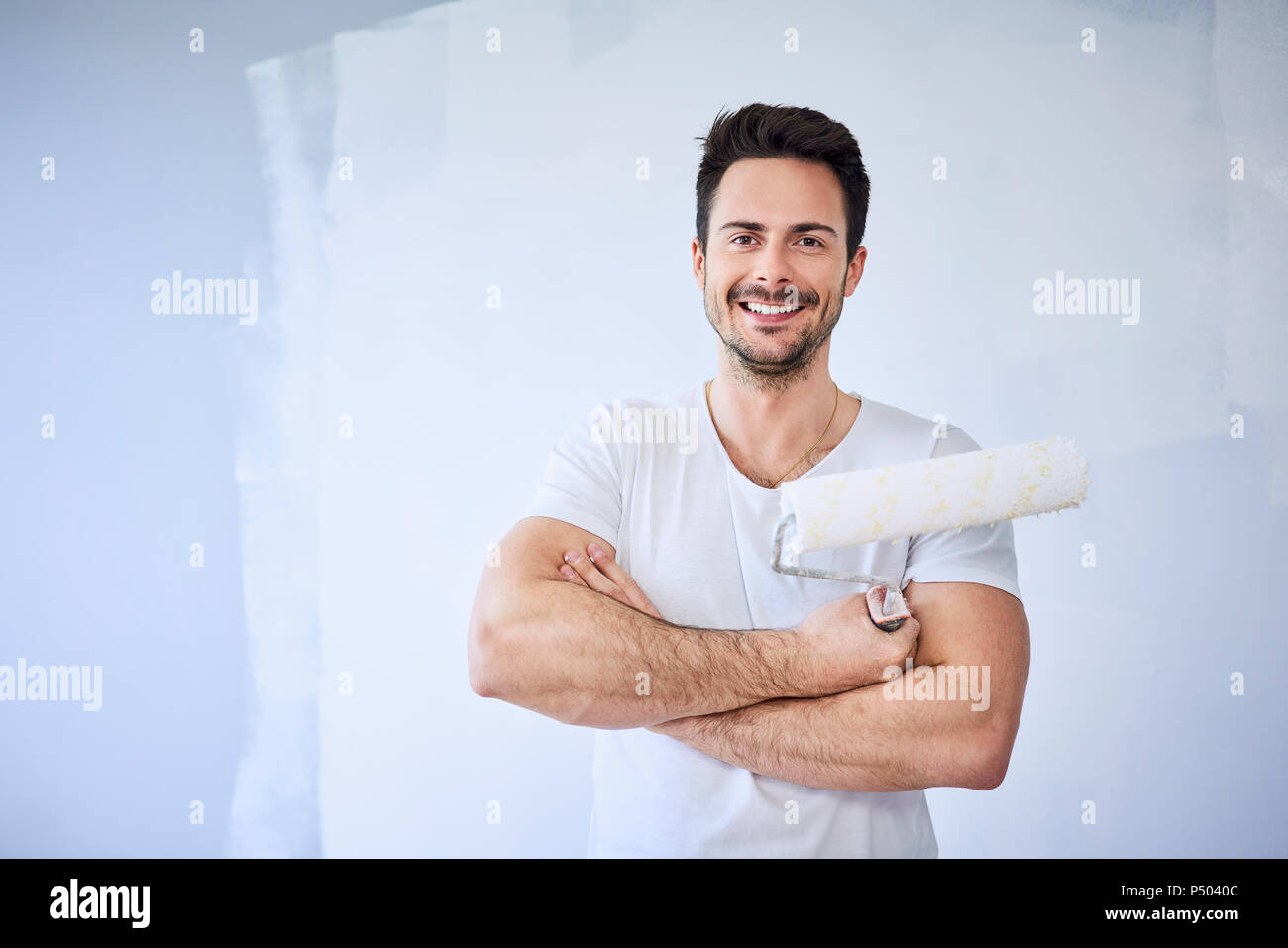 Portrait von lächelnden Mann Malerei Wand in der Wohnung Stockfoto