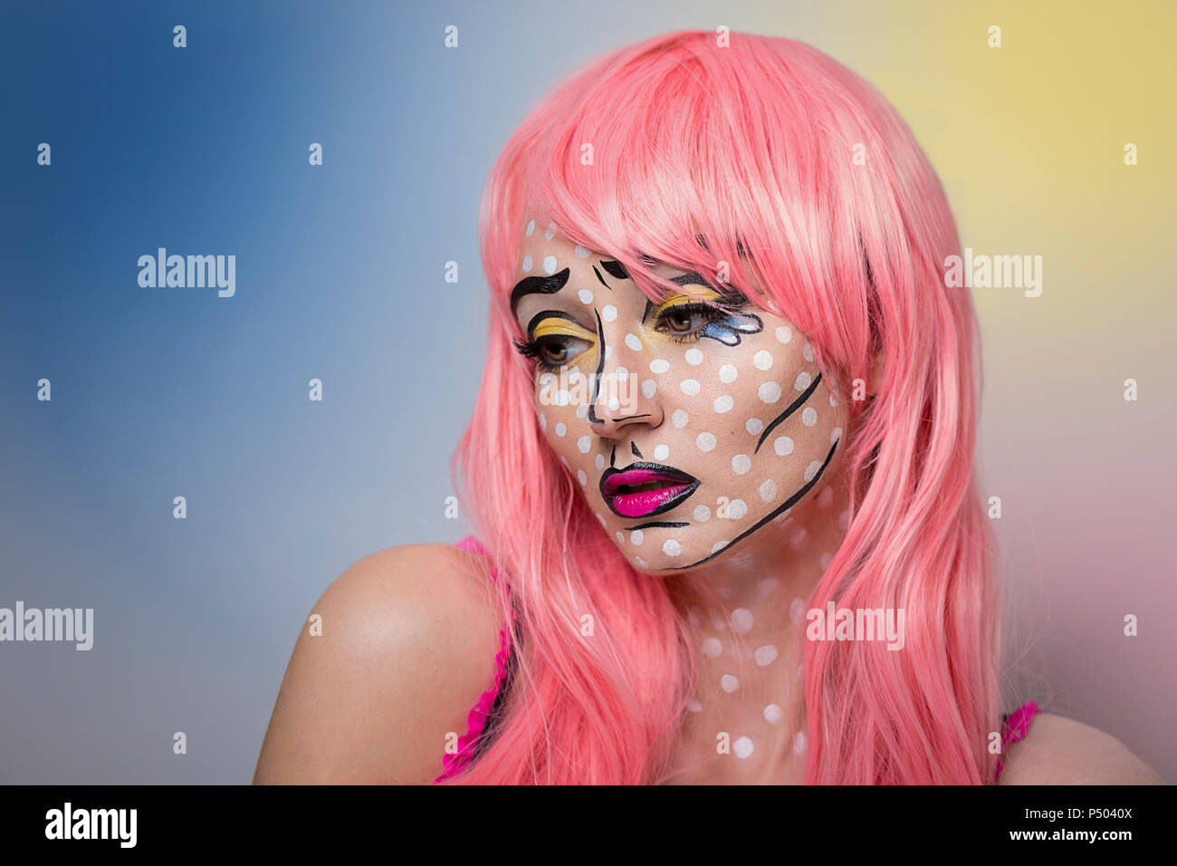 Pop Art Portrait einer Frau mit einem rosa Perücke, traurig Stockfoto