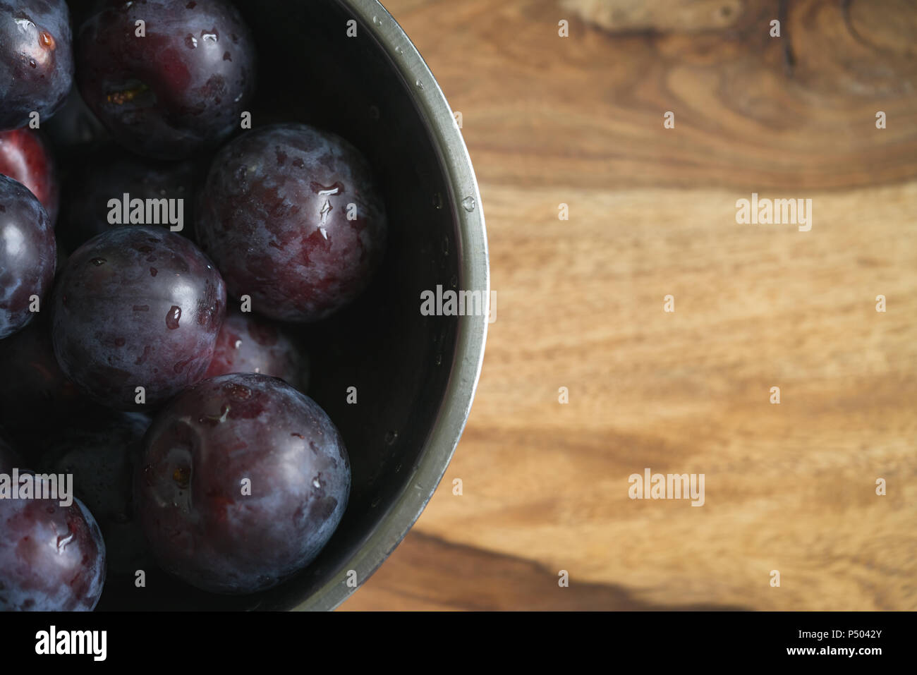 Frisch große Pflaumen in einer Schale auf Holz Tisch gewaschen, flachen Fokus Stockfoto