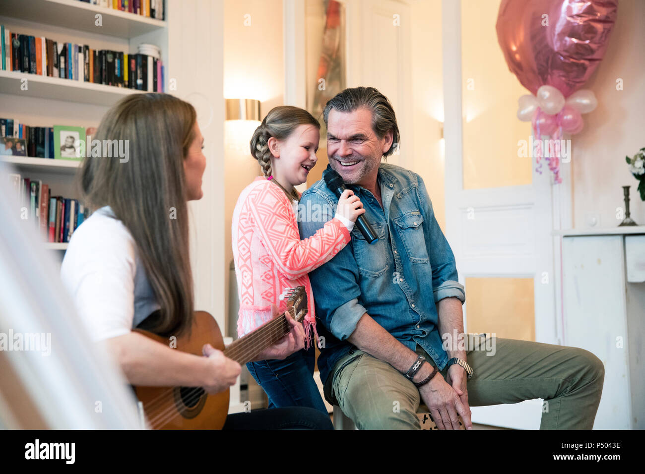 Glückliche Familie zusammen Musik zu Hause Stockfoto