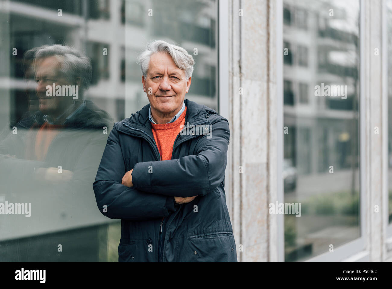 Portrait von zuversichtlich, dass ältere Menschen in der Stadt Stockfoto