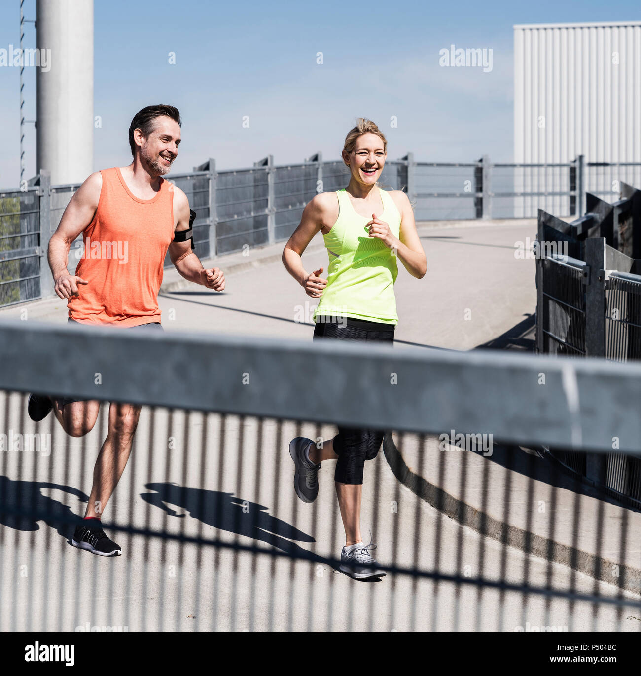 Fit paar Joggen in der Stadt Stockfoto