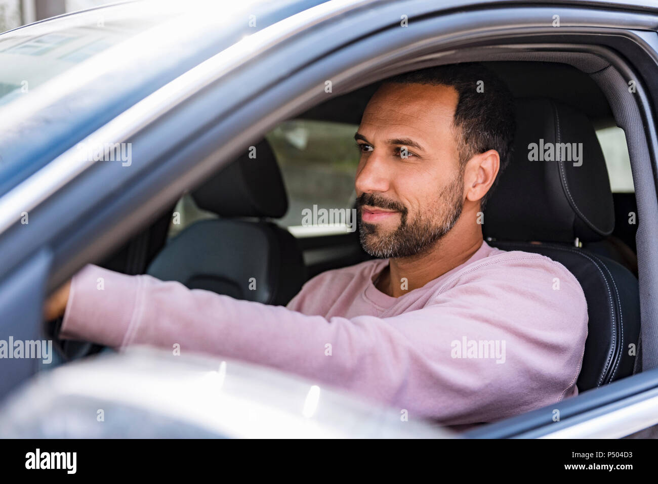 Lächelnder Mann Auto fahren Stockfoto