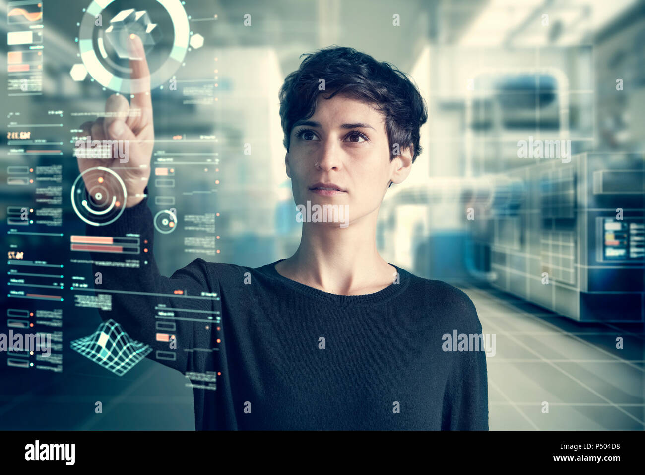Junge Frau mit transparenten Touchscreen Display, verfassen Stockfoto