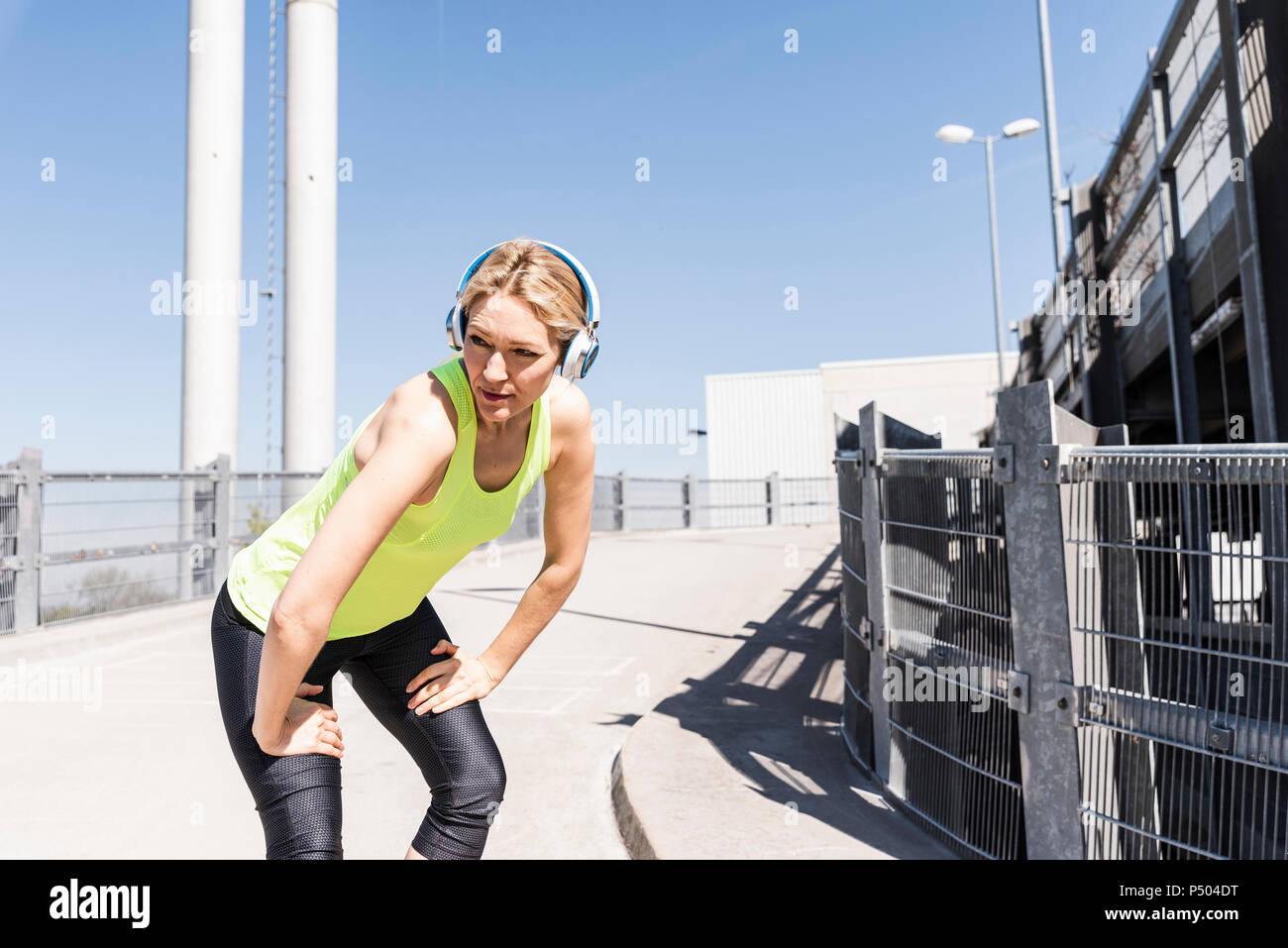 Frau Joggen in der Stadt, eine Pause Stockfoto