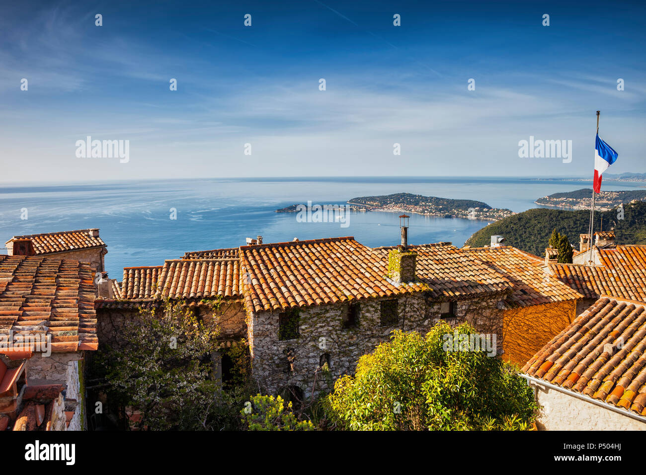 Frankreich, Alpes Maritimes, Côte d'Azur, Côte d'Azur, Eze mittelalterliche Häuser des Dorfes, Blick zum Mittelmeer Stockfoto