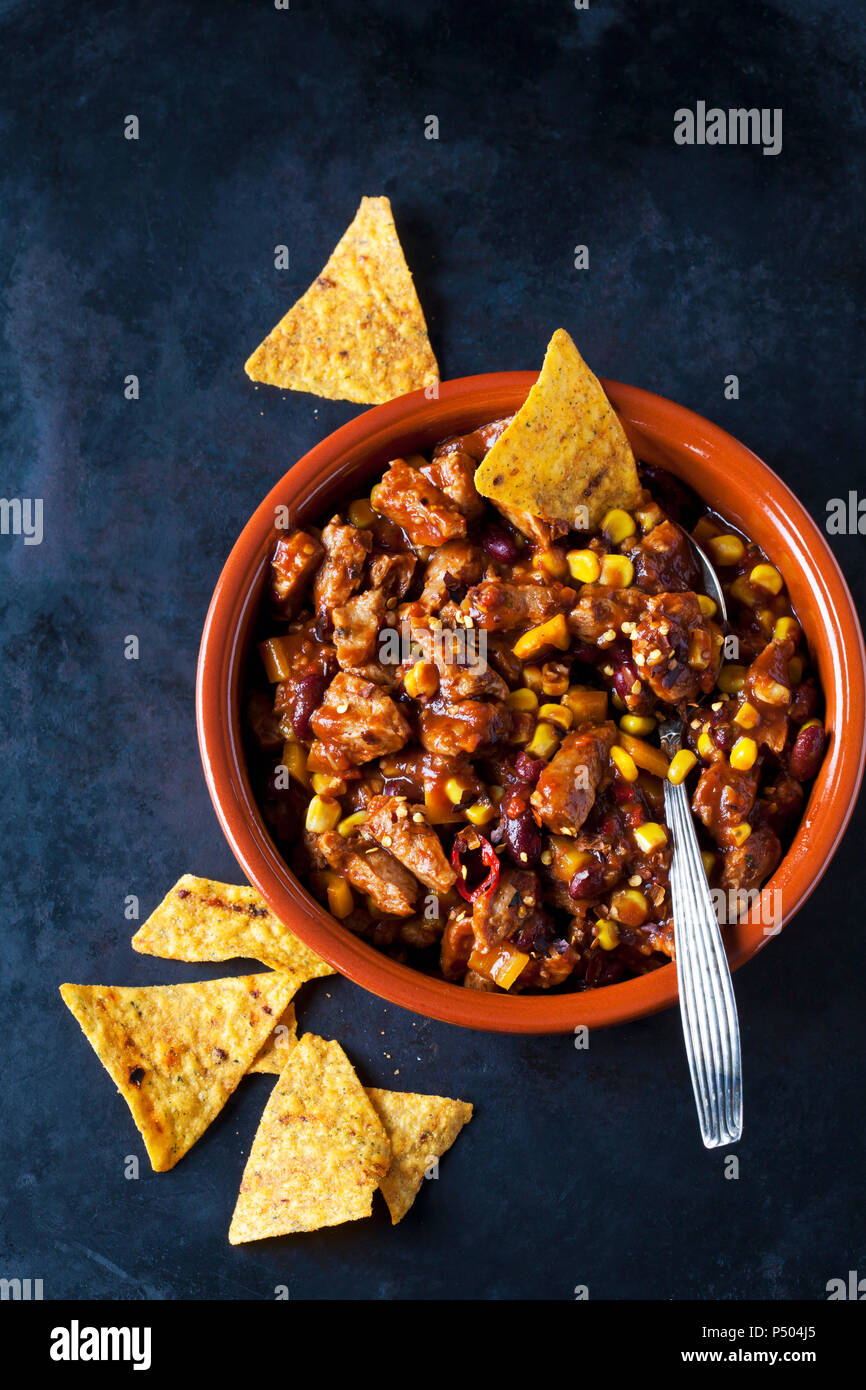 Vegetarische Chili mit Soja Fleisch in Streifen schneiden und Tortilla Chips aus Steingut Teller Stockfoto