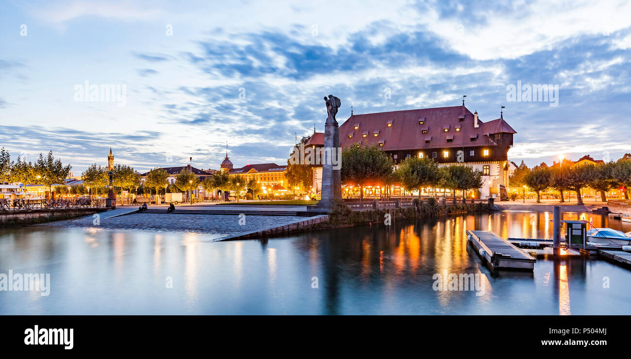 Deutschland, Konstanz, Blick auf die beleuchteten Gebäude des Rates Stockfoto