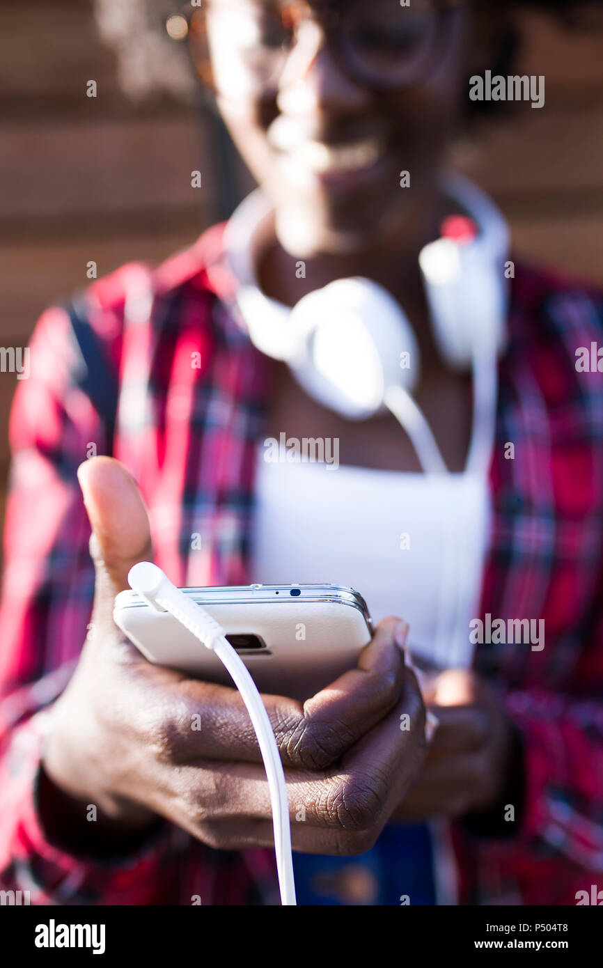 Die Hand der jungen Frau mit Smartphone, close-up Stockfoto